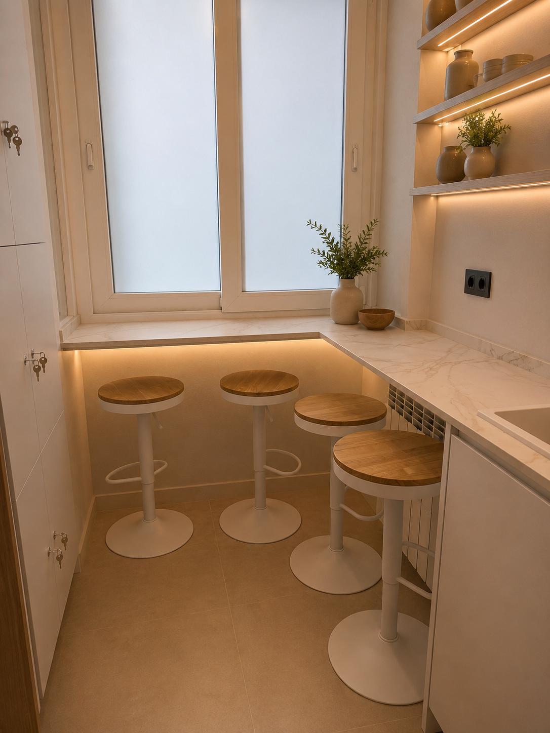 Zona de cocina y barra de Next Level Suites